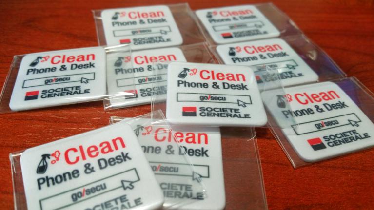 Sticky sticker screen cleaner, le patch microfibre personnalisable pour nettoyer smartphone et tablette